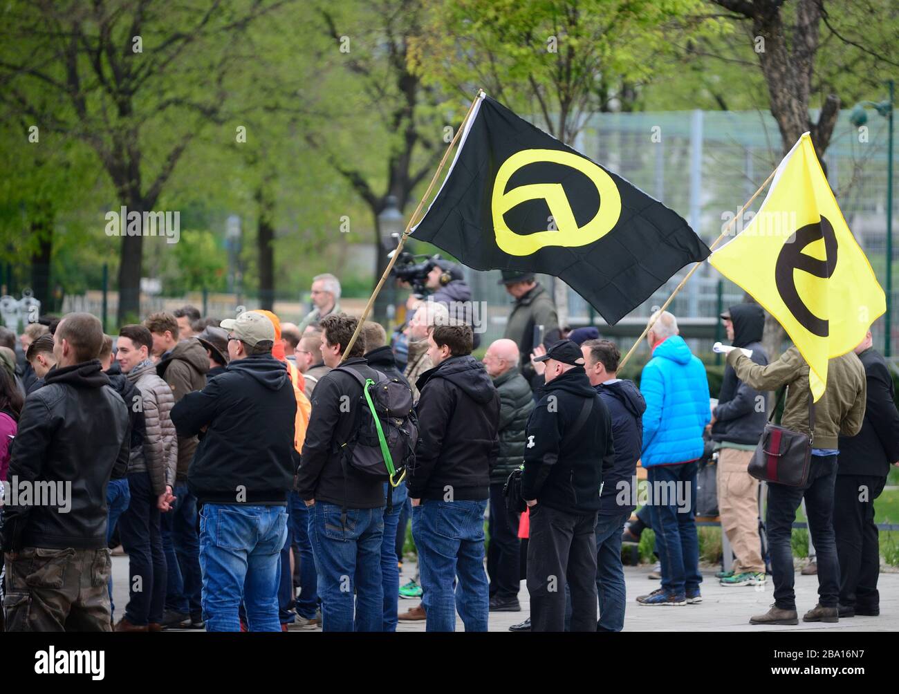 Wien, Österreich. Archivbild vom 13. April 2019. Rally der österreichischen Identitätsbewegung. Bild zeigt Identitätsaktivisten. Stockfoto