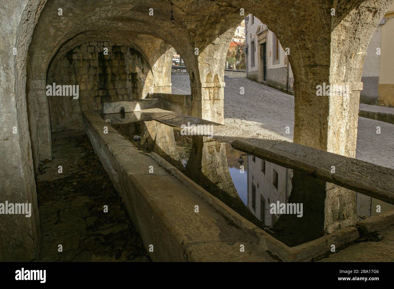 Vecchio lavatoio pubblico tradizionale a Settefrati. Parco nazionale d'Abruzzo Lazio e Molise, Settefrati, Provincia di Frosinone, Latium Stockfoto