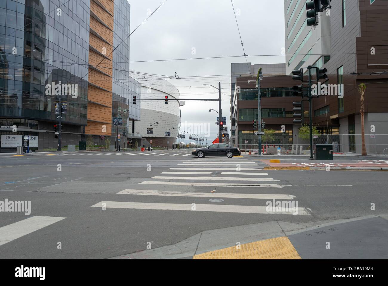 Die Straßen waren während einer Sperrstelle in Mission Bay bei einem Ausbruch des COVID-19-Coronavirus in San Francisco, Kalifornien, am 23. März 2020 fast leer. () Stockfoto