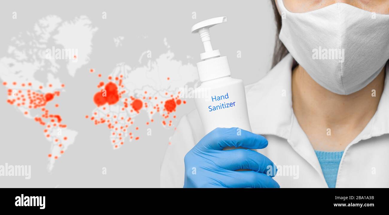 Auf der Online-Karte des Coronavirus befindet sich ein Händesinfektionsmittel, das von einem Arzt in einer Schutzmaske und blauen Handschuhen gehalten wird. Konzept der Gesundheitsversorgung, Grippe Stockfoto
