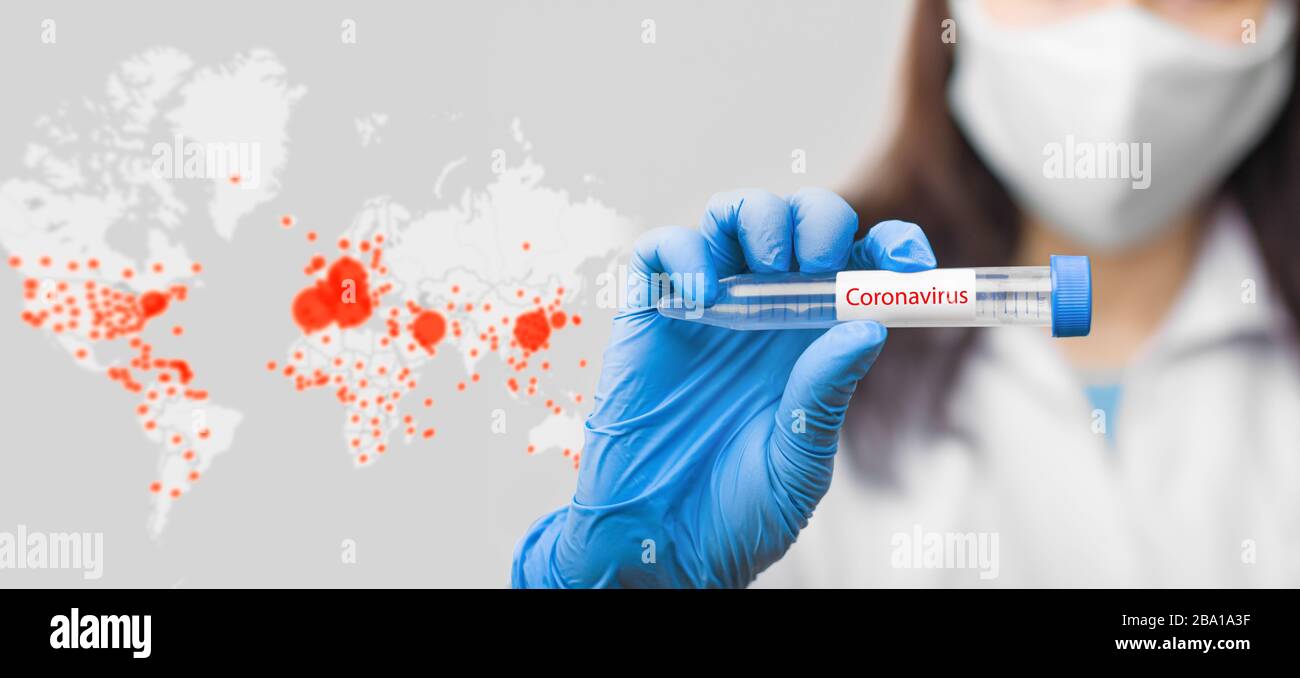 Auf dem Kartenhintergrund des Coronavirus befindet sich ein Reagenzglas mit Coronavirus-Sonde, bei Ärzten handbehängend Schutzmaske und blaue Handschuhe Stockfoto