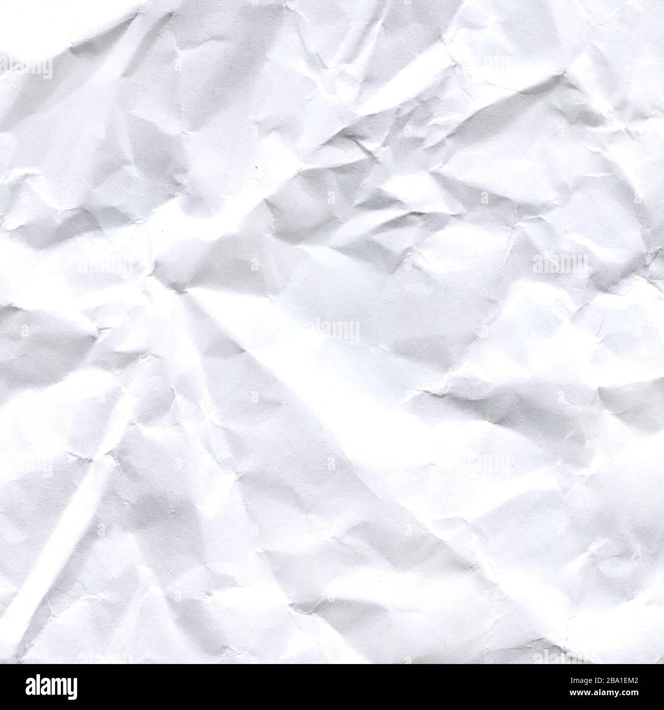 Weiße, zerknitterte Papiertextur. Weiß zerknitterter Papierhintergrund Stockfoto
