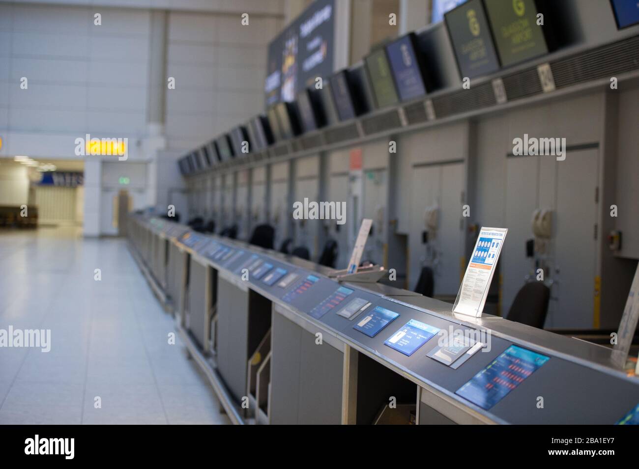 Glasgow, Großbritannien. März 2020. Abbildung: Ansicht des Innenraums des Passagierterminals des Flughafens Glasgow, das den Ort als verlassen anzeigt, da Fluggesellschaften aufgrund der Coronavirus-Pandemie Flüge aussetzen und stornieren. Kredit: Colin Fisher/Alamy Live News Stockfoto
