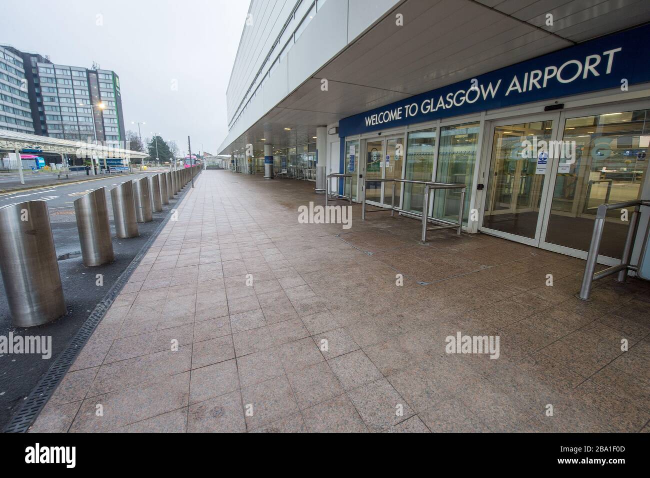 Glasgow, Großbritannien. März 2020. Abbildung: Ansicht des Innenraums des Passagierterminals des Flughafens Glasgow, das den Ort als verlassen anzeigt, da Fluggesellschaften aufgrund der Coronavirus-Pandemie Flüge aussetzen und stornieren. Kredit: Colin Fisher/Alamy Live News Stockfoto