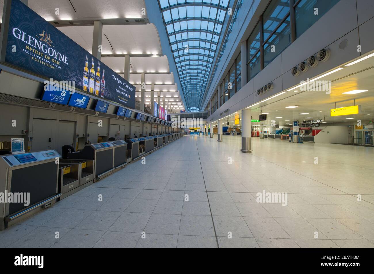 Glasgow, Großbritannien. März 2020. Abbildung: Ansicht des Innenraums des Passagierterminals des Flughafens Glasgow, das den Ort als verlassen anzeigt, da Fluggesellschaften aufgrund der Coronavirus-Pandemie Flüge aussetzen und stornieren. Kredit: Colin Fisher/Alamy Live News Stockfoto