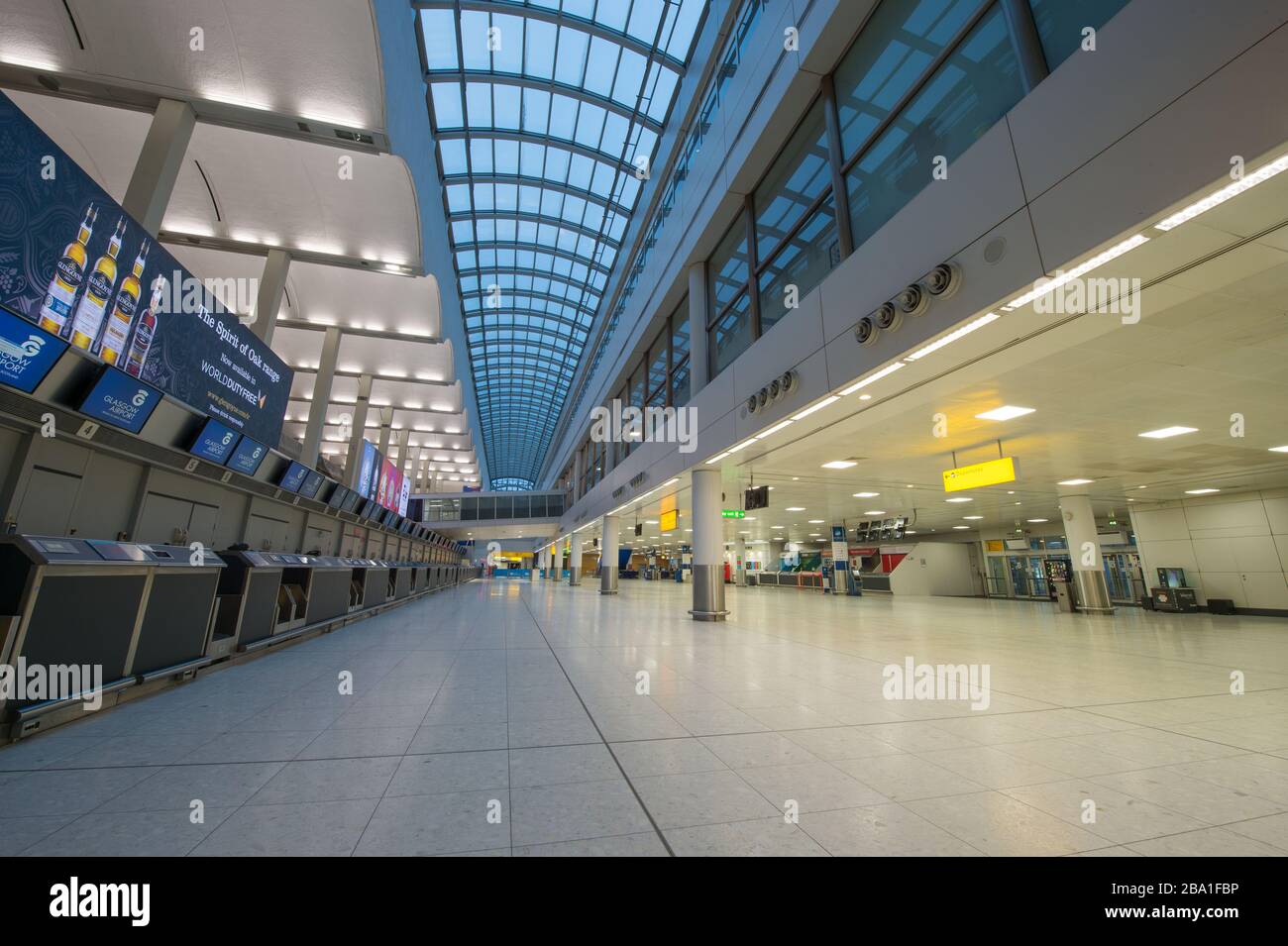 Glasgow, Großbritannien. März 2020. Abbildung: Ansicht des Innenraums des Passagierterminals des Flughafens Glasgow, das den Ort als verlassen anzeigt, da Fluggesellschaften aufgrund der Coronavirus-Pandemie Flüge aussetzen und stornieren. Kredit: Colin Fisher/Alamy Live News Stockfoto