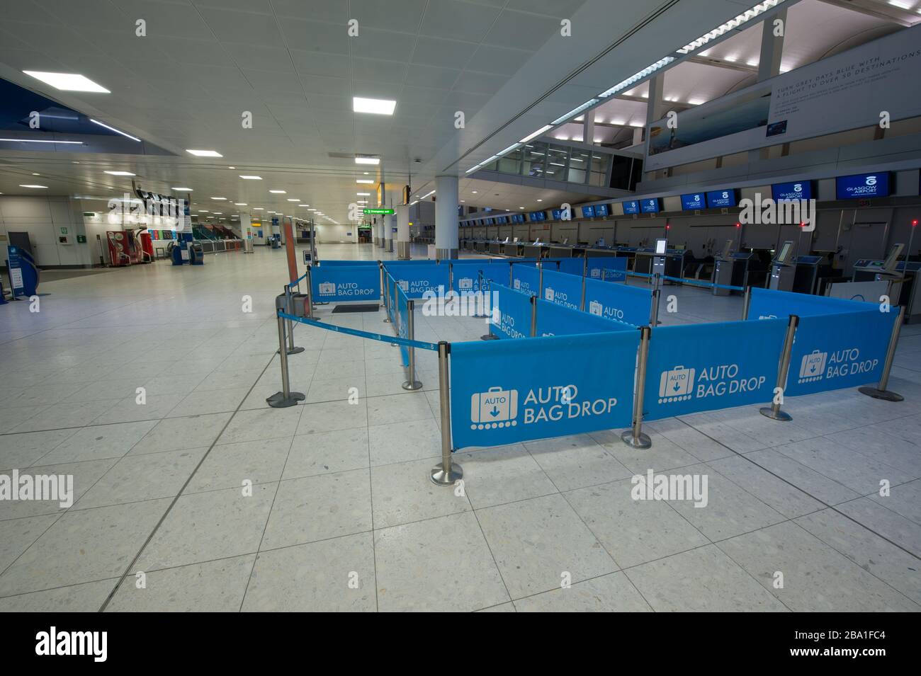 Glasgow, Großbritannien. März 2020. Abbildung: Ansicht des Innenraums des Passagierterminals des Flughafens Glasgow, das den Ort als verlassen anzeigt, da Fluggesellschaften aufgrund der Coronavirus-Pandemie Flüge aussetzen und stornieren. Kredit: Colin Fisher/Alamy Live News Stockfoto