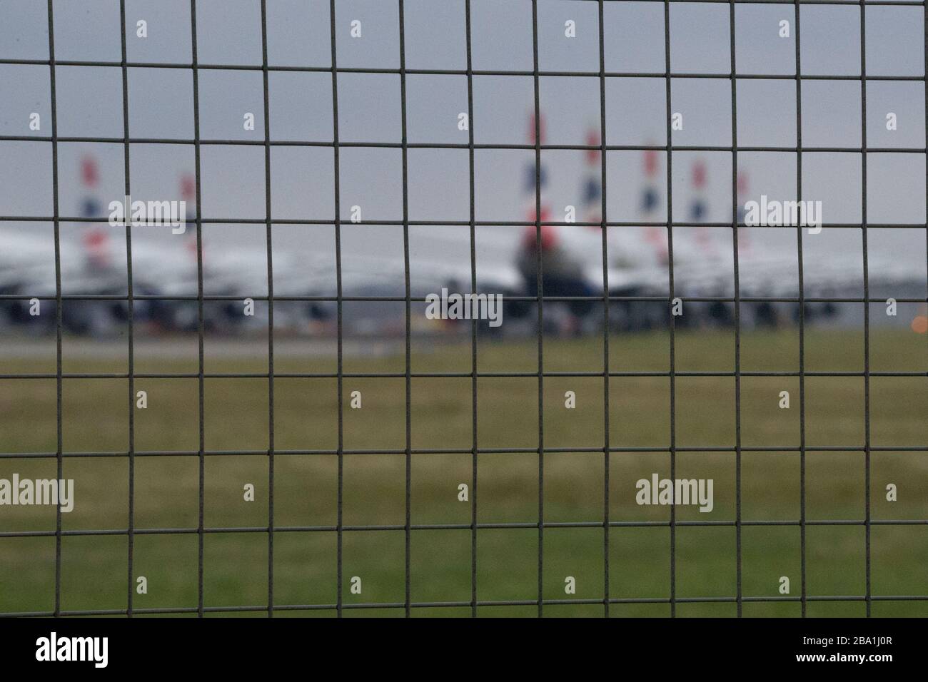 Glasgow, Großbritannien. März 2020. Abbildung: Airbus-Flugzeuge von British Airways stehen auf dem Asphalt am Flughafen Glasgow geerdet. Die Airbus-Flugzeuggruppe besteht aus Airbus A321, A320 und einem A319-Flugzeug. Kredit: Colin Fisher/Alamy Live News Stockfoto