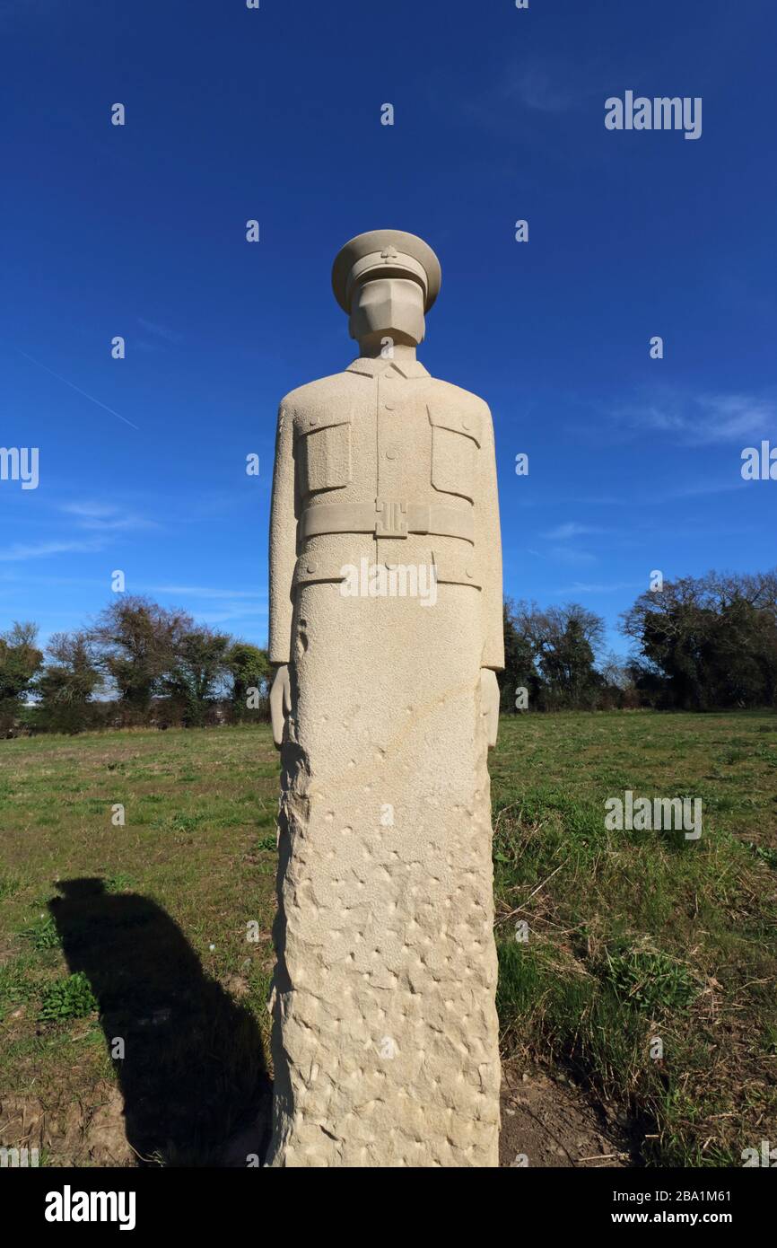 Skulpturen aus Steinsoldaten in Langley Vale aus dem ersten Weltkrieg Centenary Wood Surrey des Bildhauers Patrick Walls Stockfoto