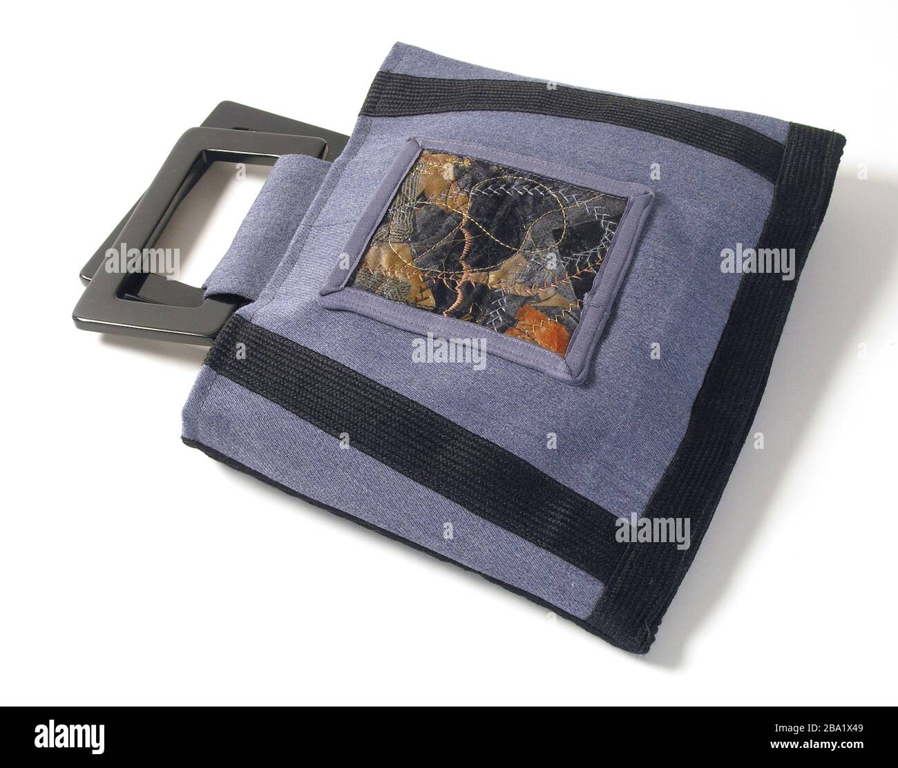 Eine handgemachte Handtasche, die aus einer Militäruniform, USA, umgewidmet wurde Stockfoto