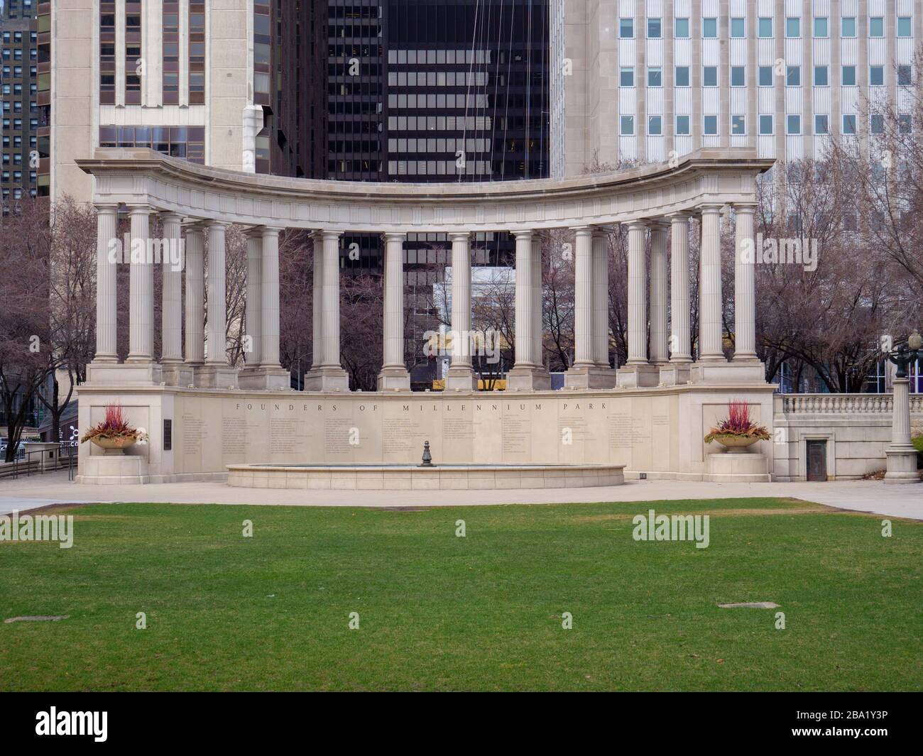 Chicago, Illinois, USA. März 2020. Ein leeres Wrigley Square und Millennium Monument im Millennium Park während der Abschaltung des COVID-19. Stockfoto