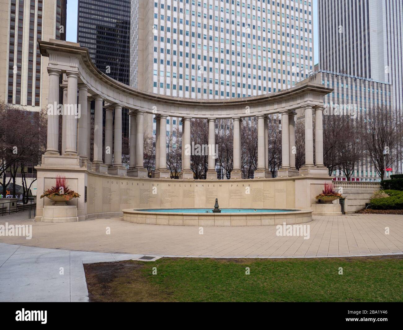 Chicago, Illinois, USA. März 2020. Ein leeres Wrigley Square und Millennium Monument im Millennium Park während der Abschaltung des COVID-19. Stockfoto