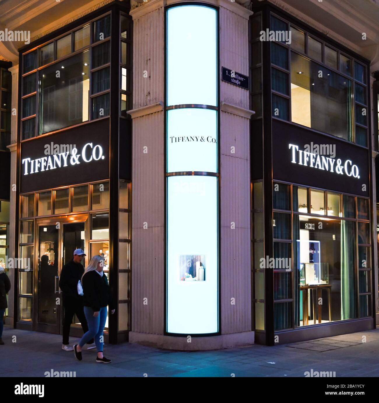 WIEN, ÖSTERREICH - NOVEMBER 2019: Leuchtschild außen an einer Filiale von Tiffany & Co nachts in der Wiener Innenstadt Stockfoto
