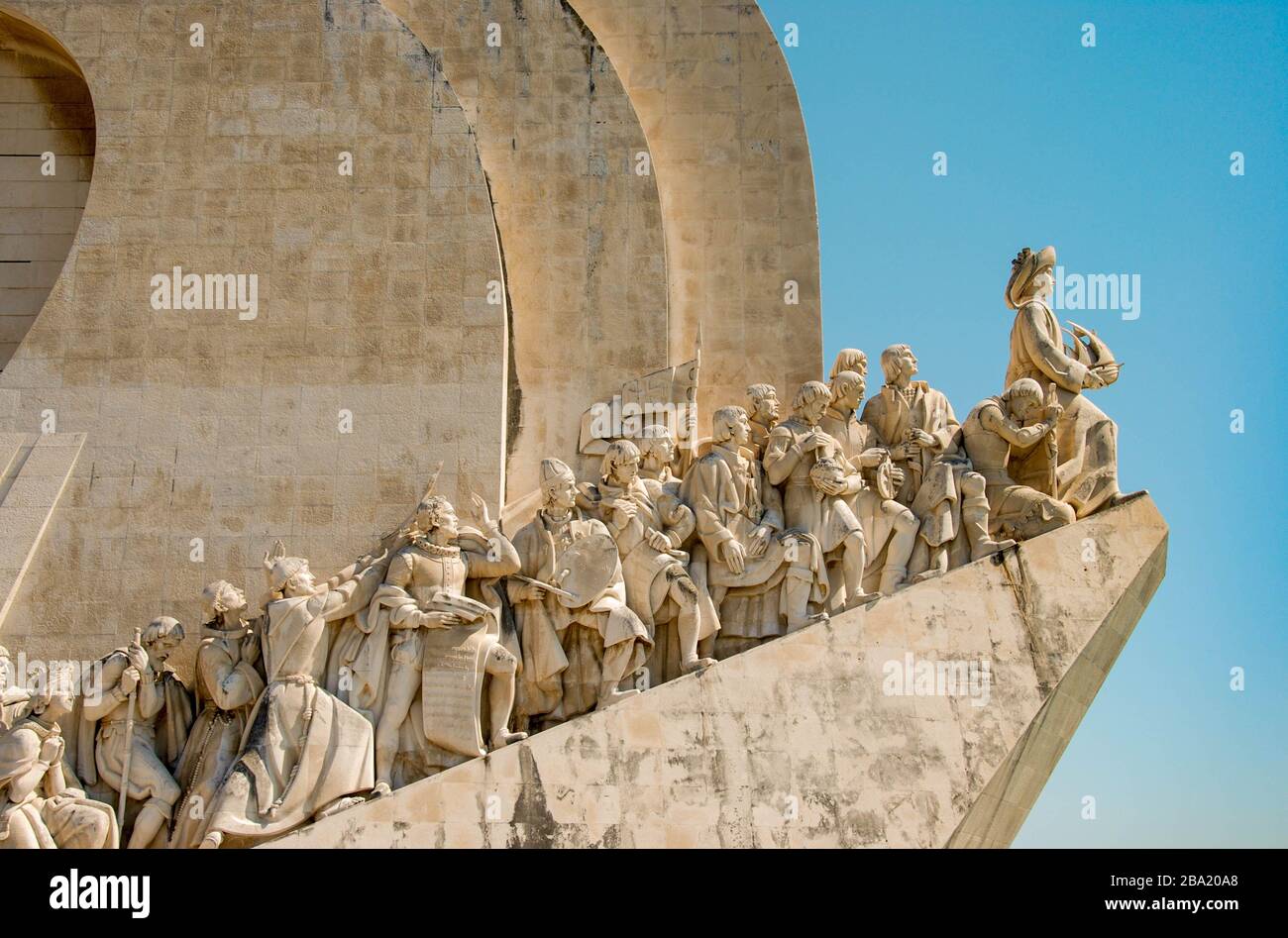 Lissabon, Portugal - September 2011: Nahaufnahme der geschnitzten Figuren auf dem Denkmal der Entdeckungen am Ufer des Tejo. Stockfoto
