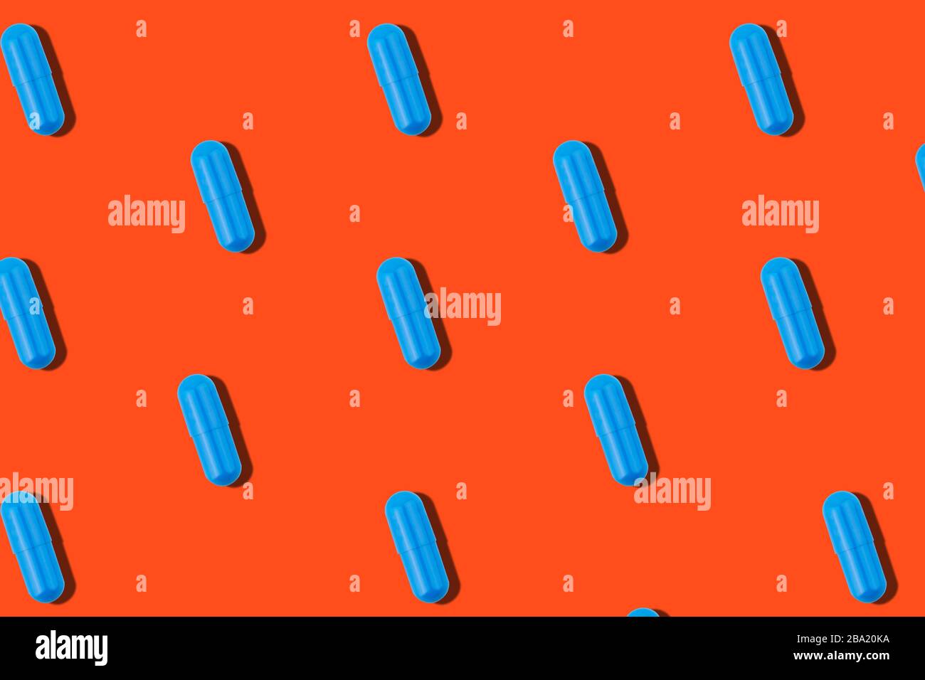 Nahtloses Muster mit blauen Pillen auf orangefarbenem Hintergrund. Arzneimittellehre Pharmazie Pharmakologie Konzept. Stockfoto