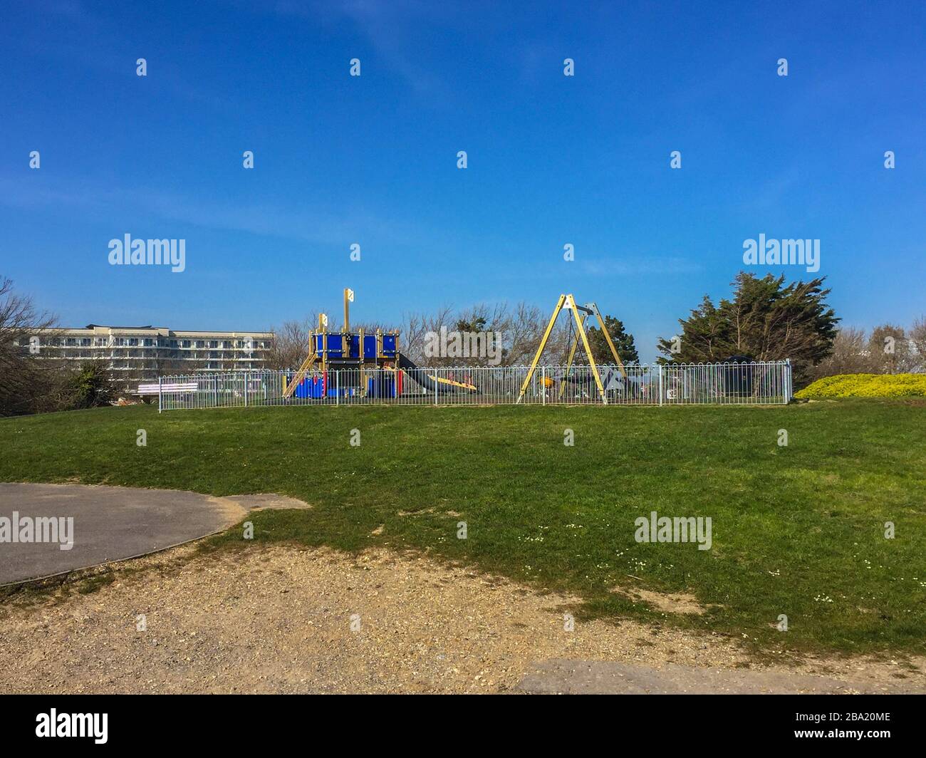 Menschenleerer Spielplatz während der COVID-19-Epidemie von Coronavirus, Bognor Regis, West Sussex, Großbritannien. Stockfoto