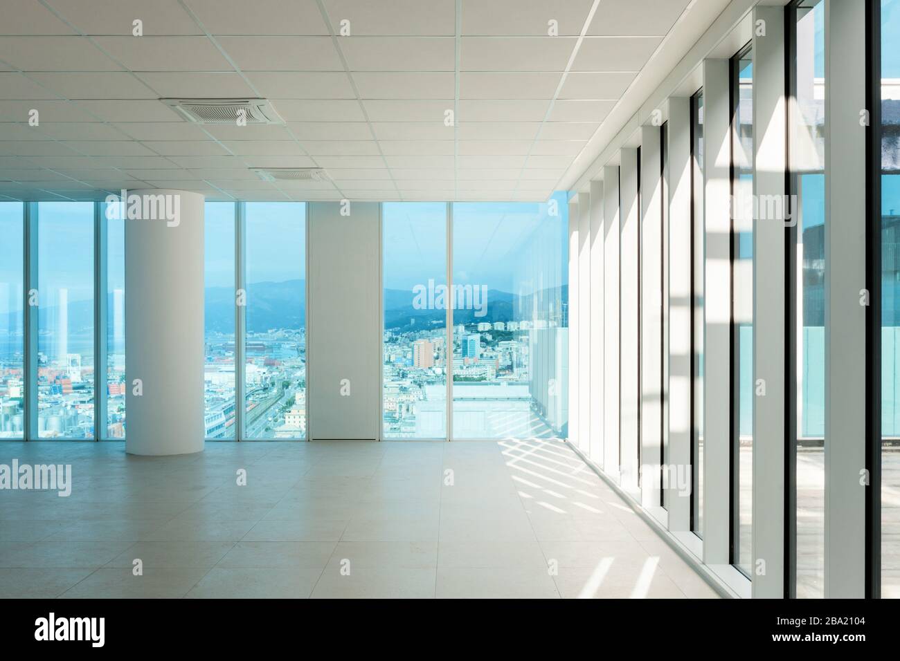 Innenbereich, Glaswand im Bürogebäude Stockfoto