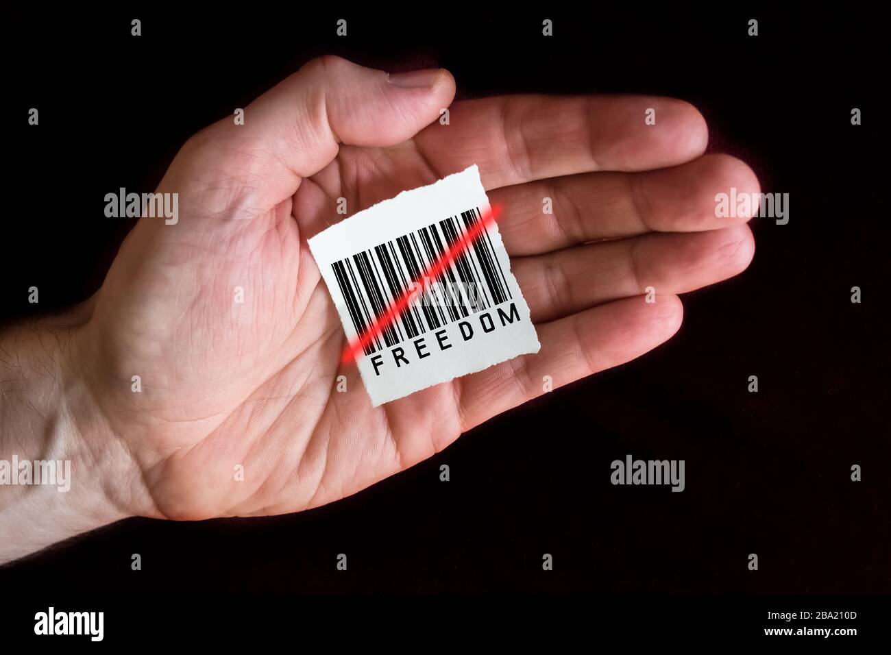 Papiernotiz mit einem Barcode, der gescannt wird, und der Freiheit von Wörtern Stockfoto