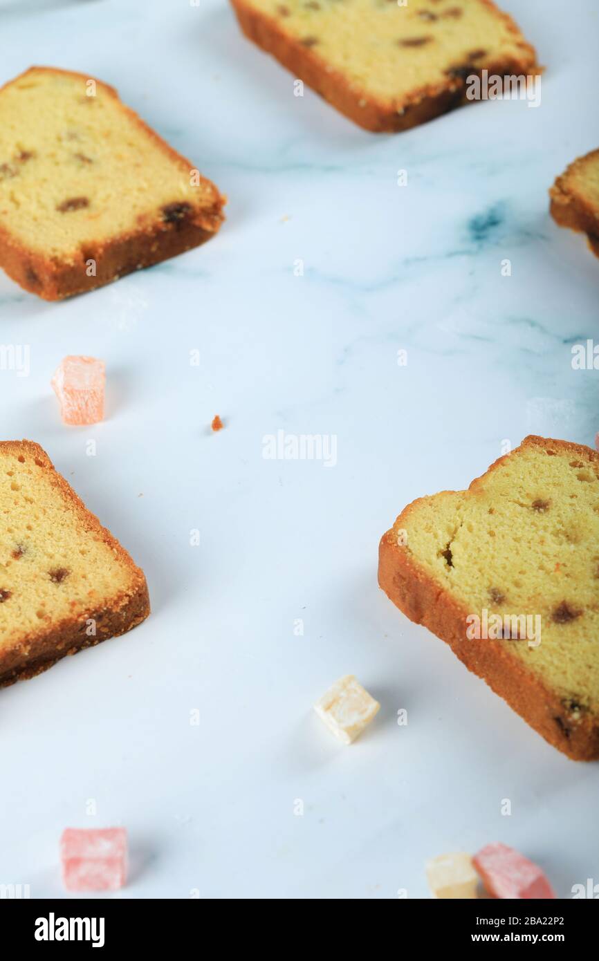 In Scheiben geschnittener Kuchen mit Sultana auf blauem Marmor mit türkischem Genuss Stockfoto