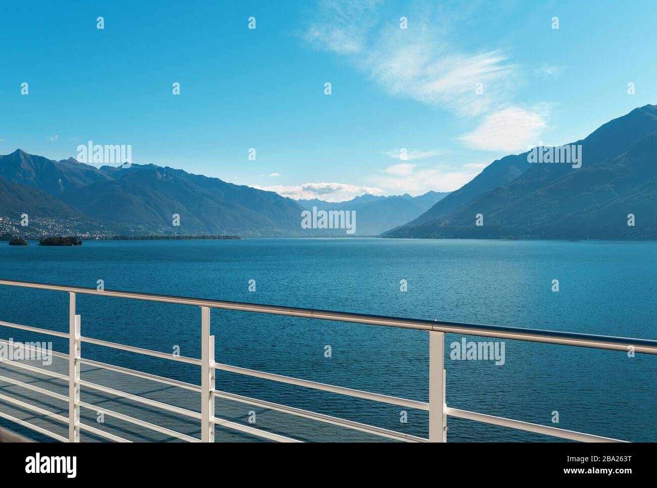 Terrasse eines Penthouse am See, Landschaft Stockfoto