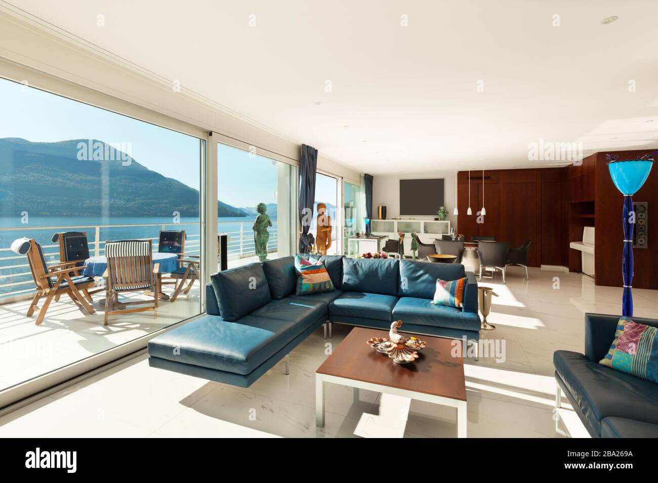 Architektur, Interieur, moderne Wohnung, großes Wohnzimmer Stockfoto