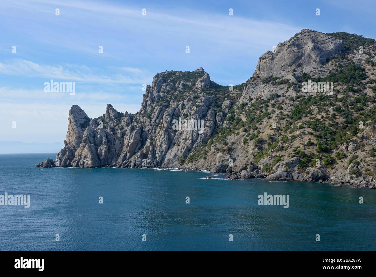 Nahaufnahme des Kaps Chicken-Kaya und des Berges Karaul-Oba vom Kap Kapchik bei Novy Svet (neue Welt), Krim, Russland. Stockfoto
