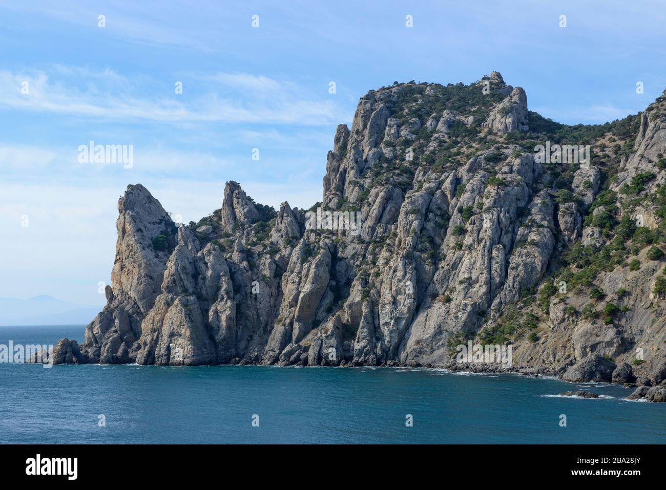 Nahaufnahme des Kaps Chicken-Kaya und des Berges Karaul-Oba vom Kap Kapchik bei Novy Svet (neue Welt), Krim, Russland. Stockfoto