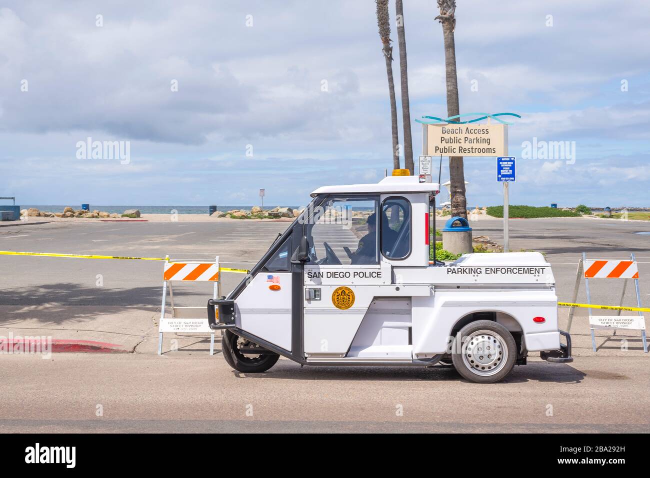 Am 23.03.2020 hat der Bürgermeister von San Diego aufgrund der COVID-19 öffentliche Schließungen angeordnet. Am Ocean Beach Parkplatz am 25.03.2020. San Diego, CA, USA. Stockfoto