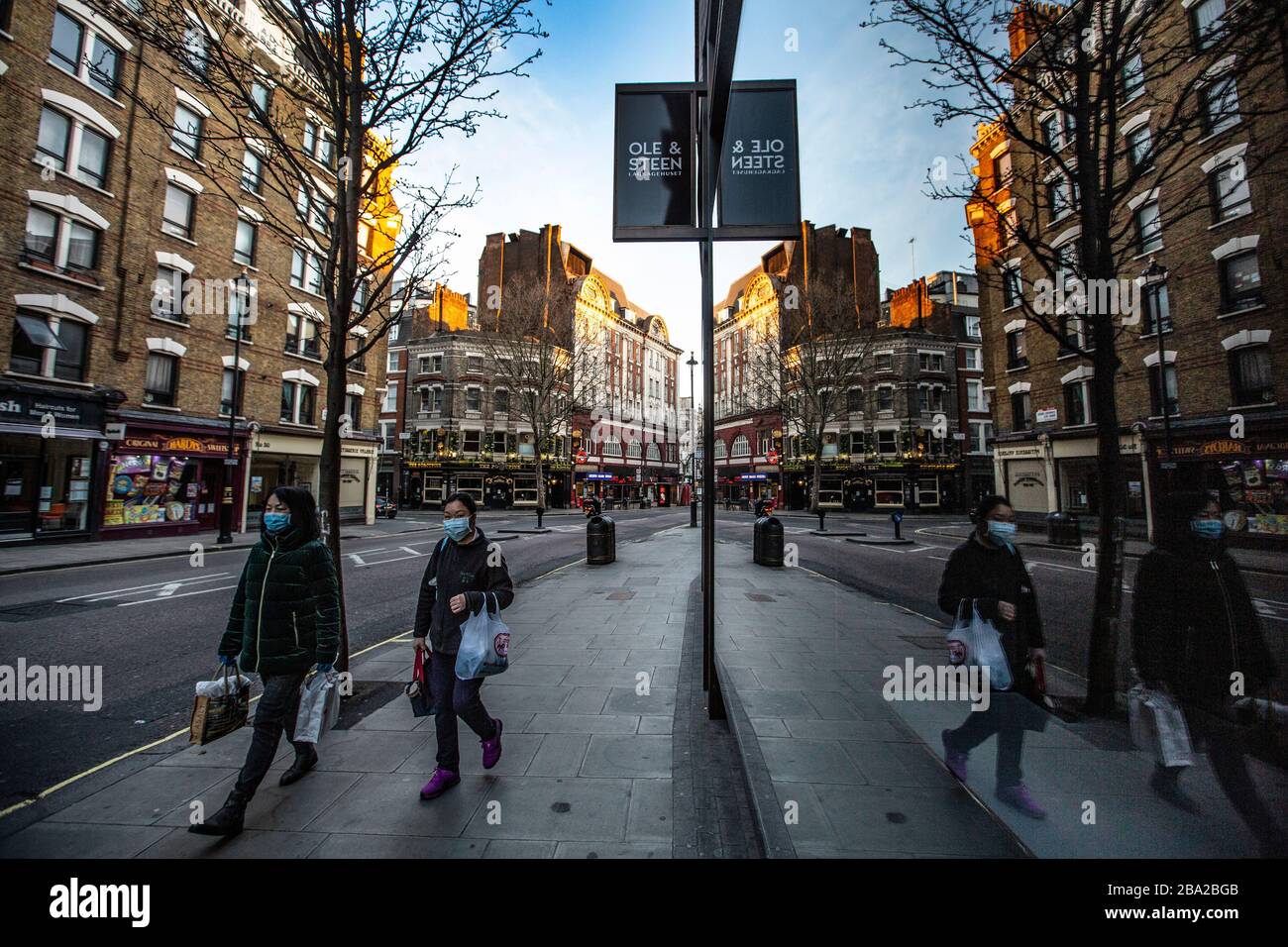 London, Großbritannien. März 2020. Arbeiter gehen allein während des "Coronavirus Lockdown" Charing Cross in Central London hinunter, da die britische Regierung versucht, die Verbreitung des Virus zu verzögern, indem sie die Geschäfte von Restaurants und Restaurants in der gesamten Hauptstadt schließt und die Bevölkerung "soziale Distanzierung" versucht, obwohl Ökonomen einen Absturz vorhersagen, mehr Leben als Cronavirus Kosten könnte. Kredit: Jeff Gilbert/Alamy Live News Stockfoto