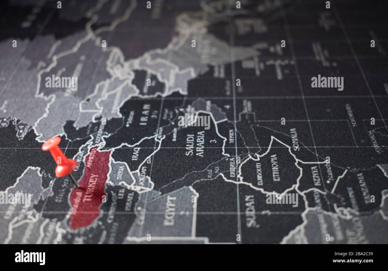 Türkei-Karte vor dunklem Weltkarten-Hintergrund hervorgehoben. Konzept, das das chinesische Wuhan-Virus Covid-19 oder Coronavirus in der Türkei darstellt. Stockfoto