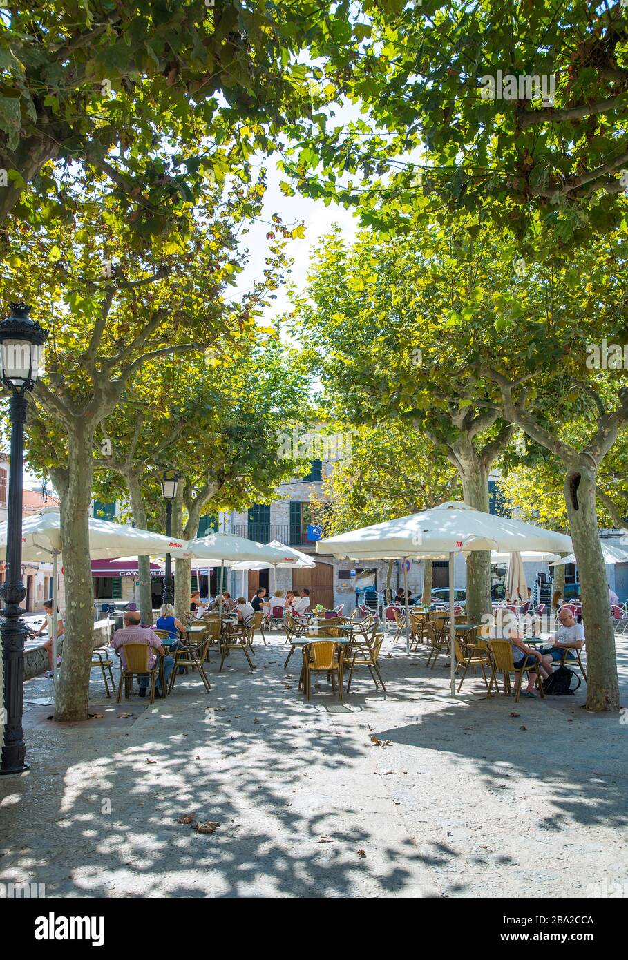 Café-Terrasse am Hauptplatz, Binissalem, Mallorca, Balearen, Spanien Stockfoto