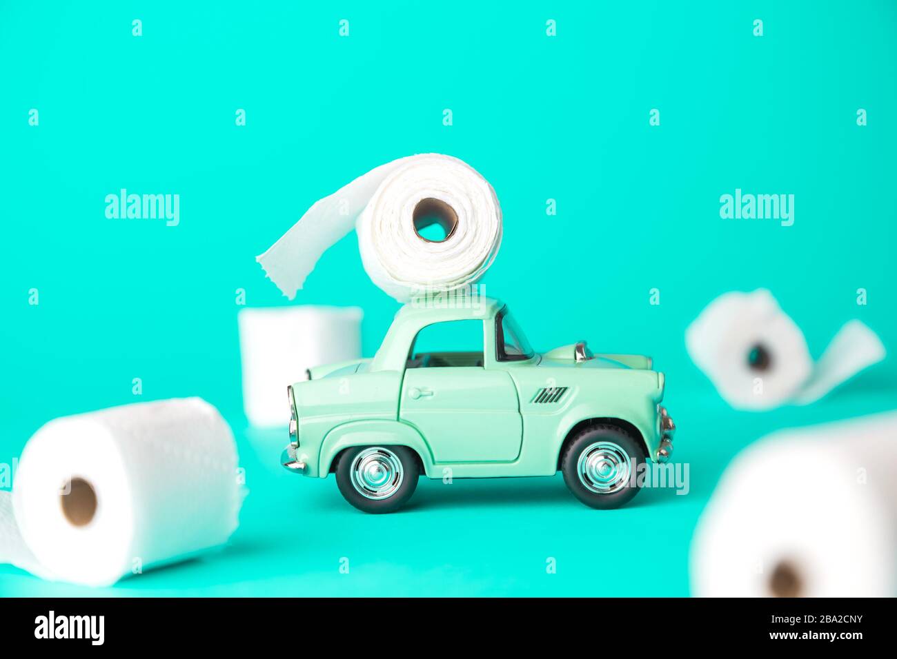 Kleinwagen mit toilettenpapier Corona Virus Pandemie Panik minimales kreatives Konzept. Stockfoto