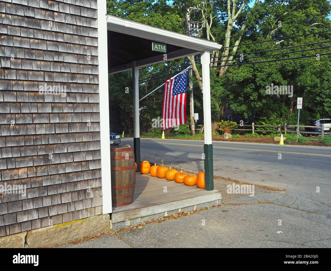 US-Flagge und Pumkins außerhalb von Alley's General Store, West Tisbury, Martha's Vineyard, Massachusetts, USA Stockfoto