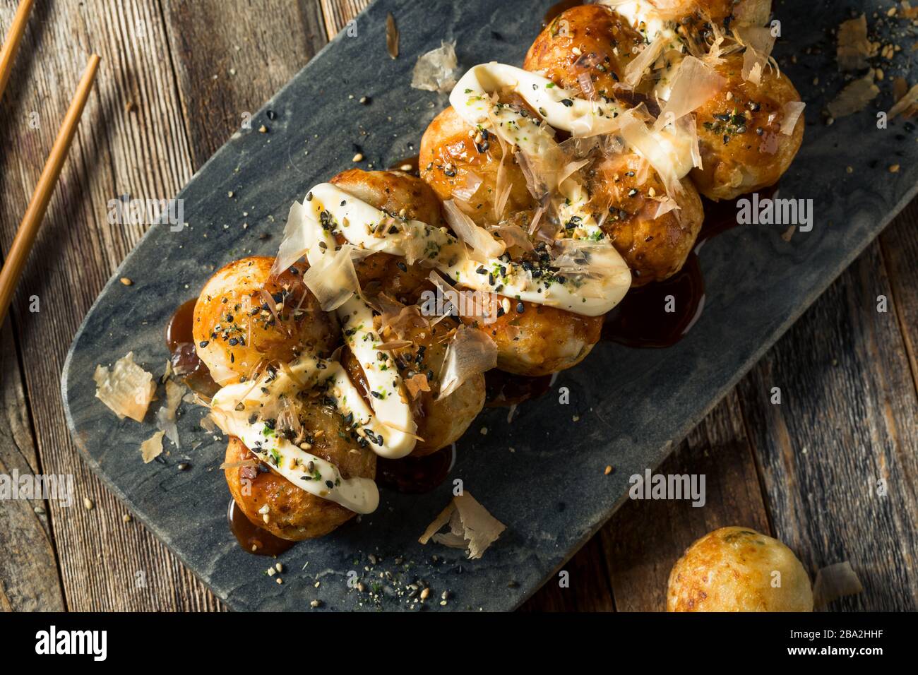 Hausgemachte Japaense Octopus Takoyaki mit Mayo-Sauce und Bonito Stockfoto