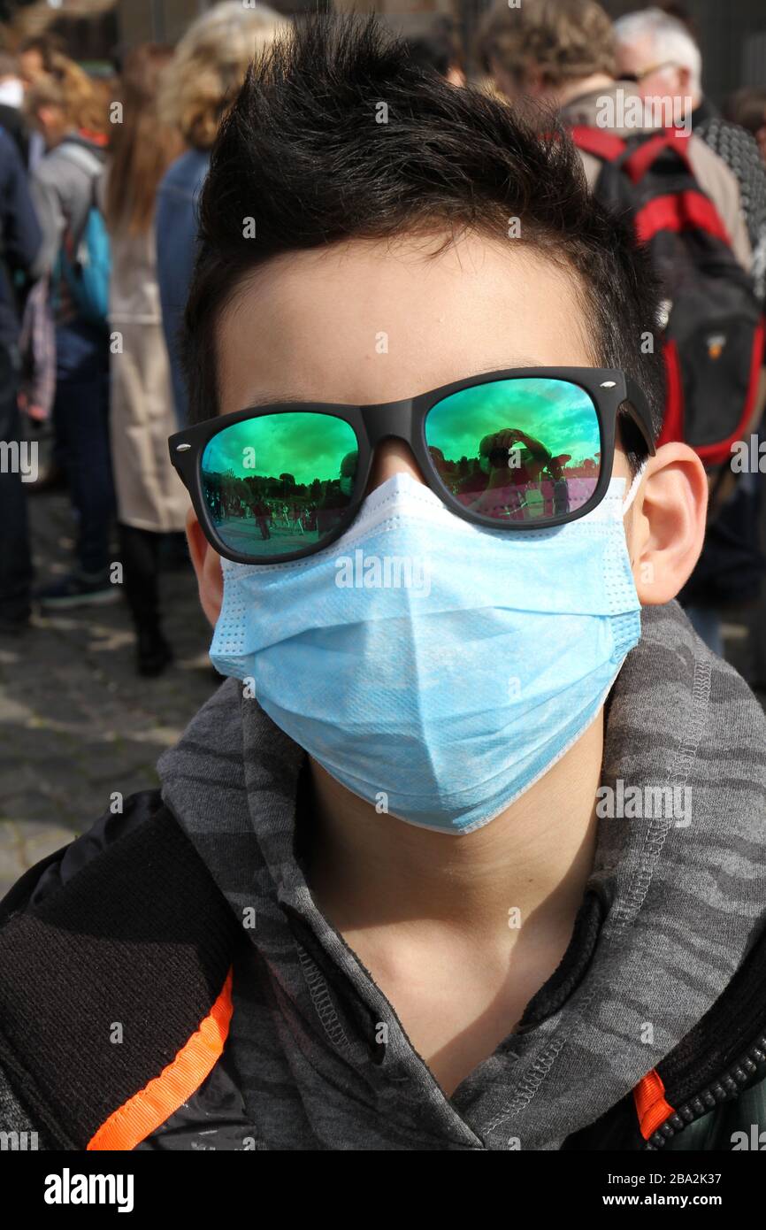 Boy mit Maske gegen Virus geschützt Stockfoto