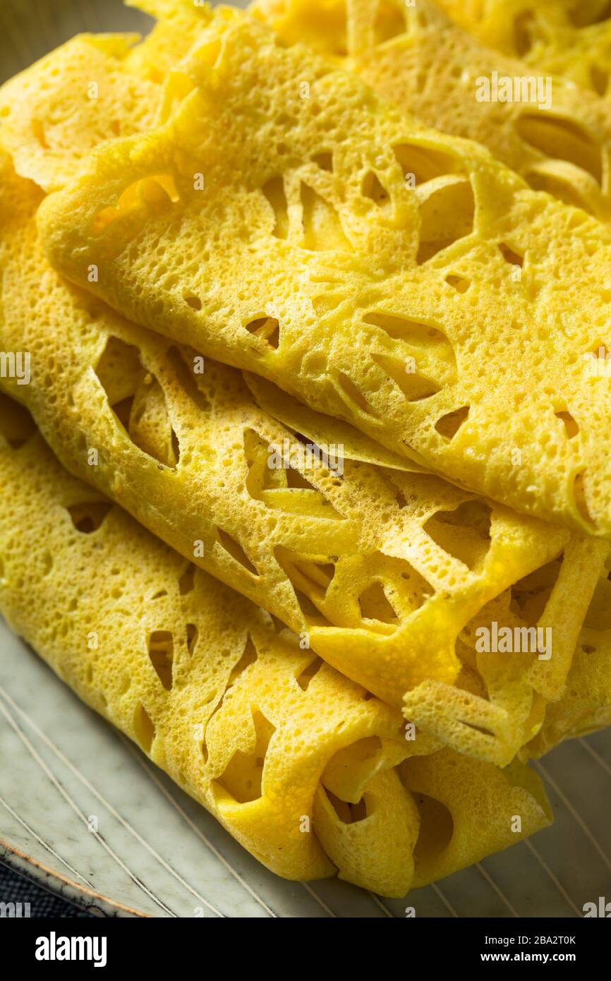 Hausgemachte malaysische Net Crepe Roti Jala bereit zu essen Stockfoto