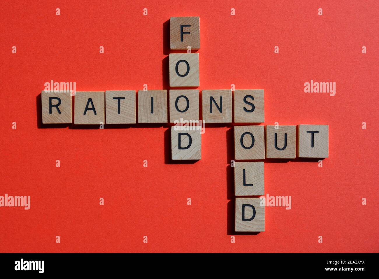 Essen, Rationen, ausverkauft, Crossword auf rotem Hintergrund mit Kopierraum Stockfoto
