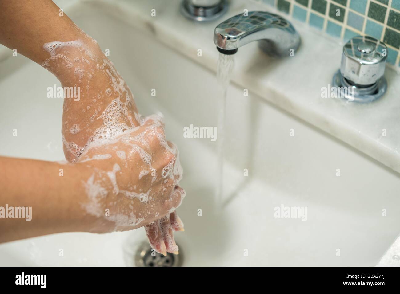 Waschen der Hände mit Desinfektionsmittel für die Vorbeugung von Coronavirus. Stockfoto