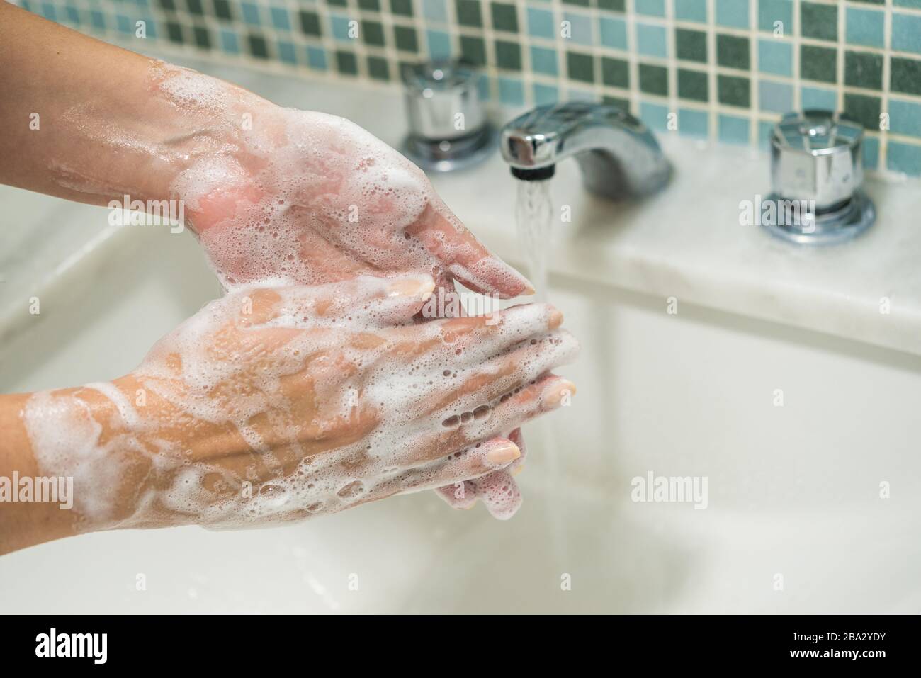 Waschen der Hände mit Desinfektionsmittel für die Vorbeugung von Coronavirus. Stockfoto