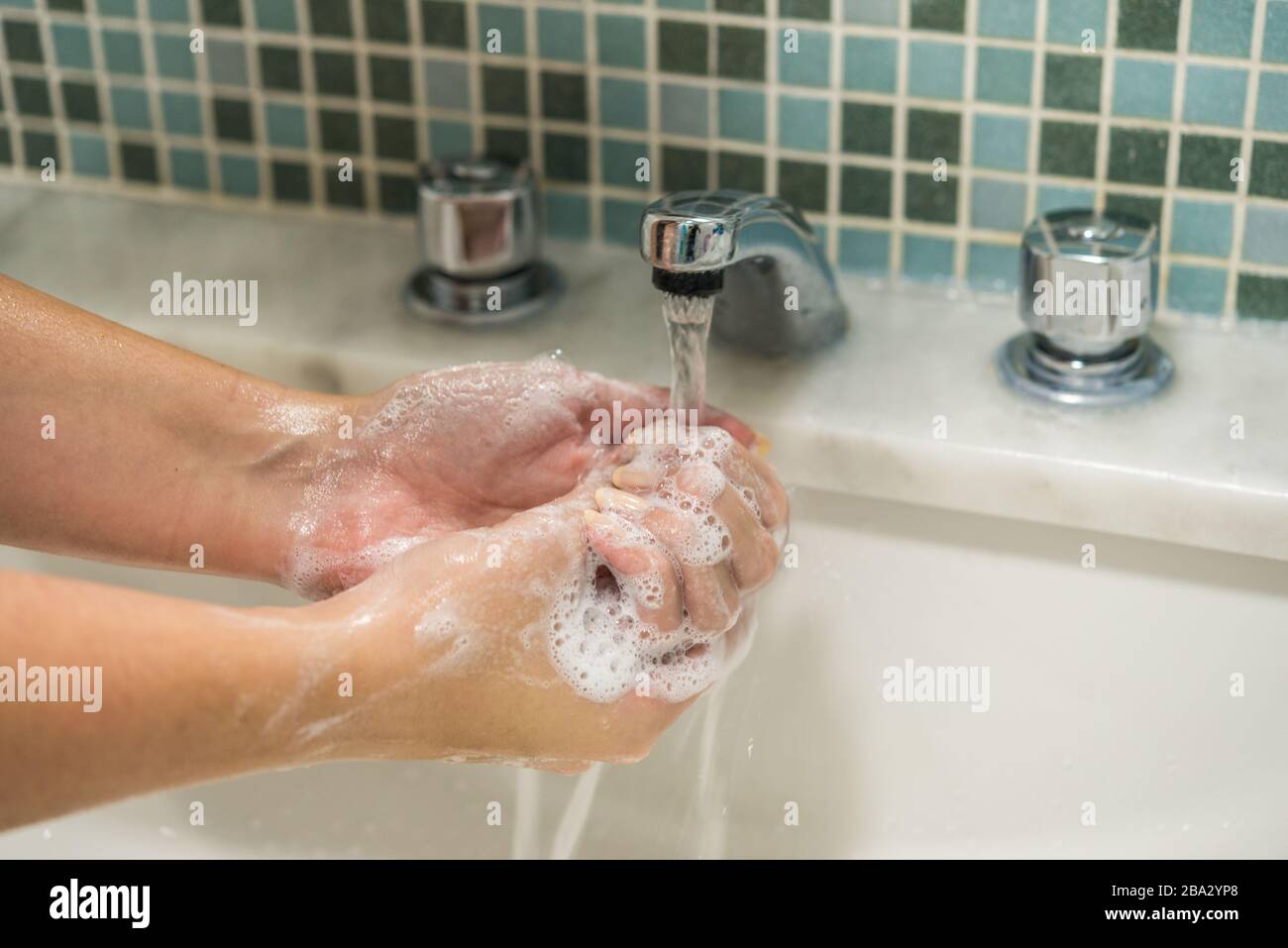 Waschen der Hände mit Desinfektionsmittel für die Vorbeugung von Coronavirus. Stockfoto