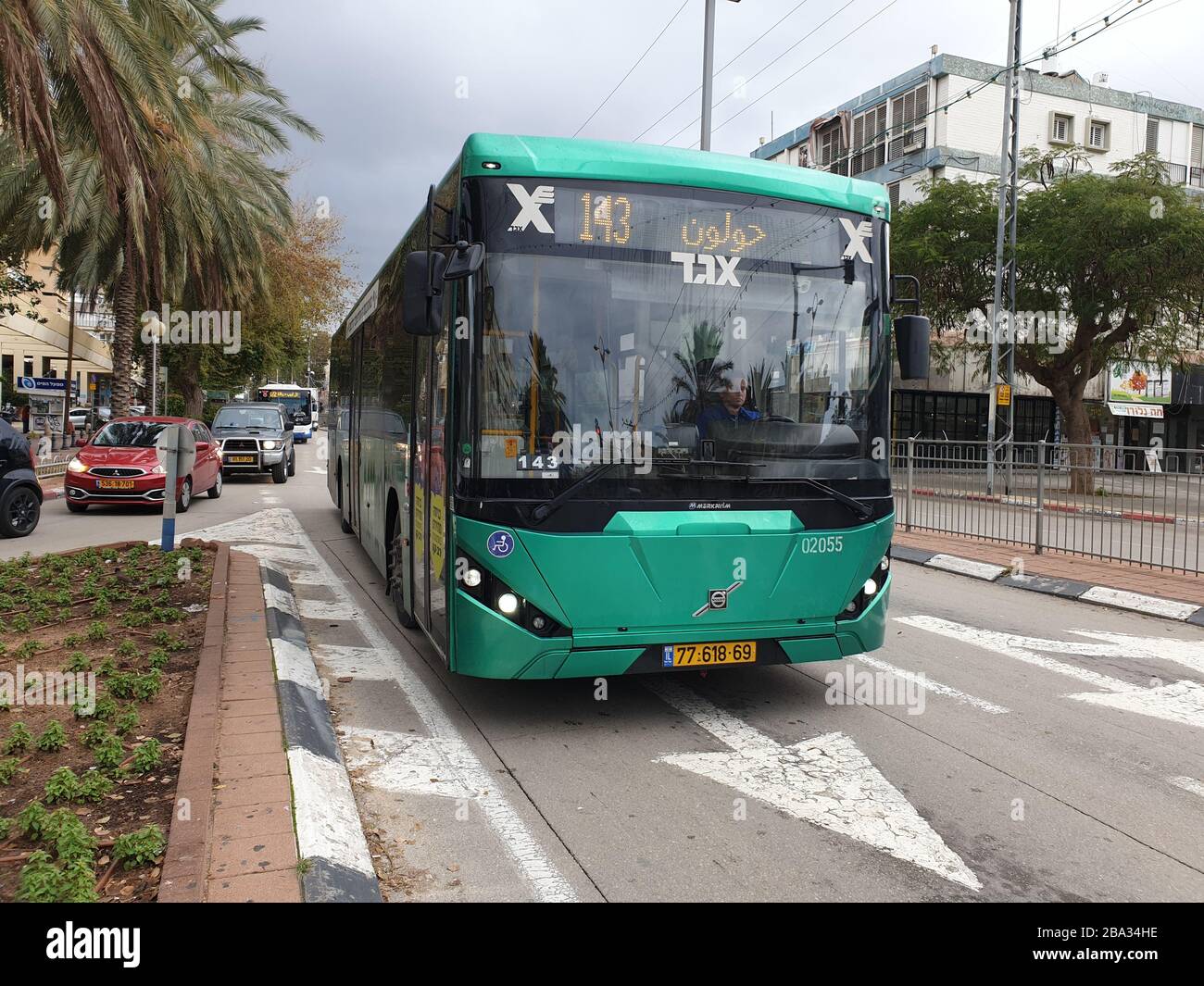 HOLON, ISRAEL. Januar 2020. Personenbus Green Egged, Route 143, an der Straße Eilat in Holon. Konzept des israelischen öffentlichen Verkehrssystems Stockfoto