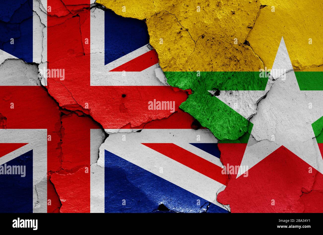 Flaggen Großbritanniens und Myanmars auf gerissene Wand gemalt Stockfoto