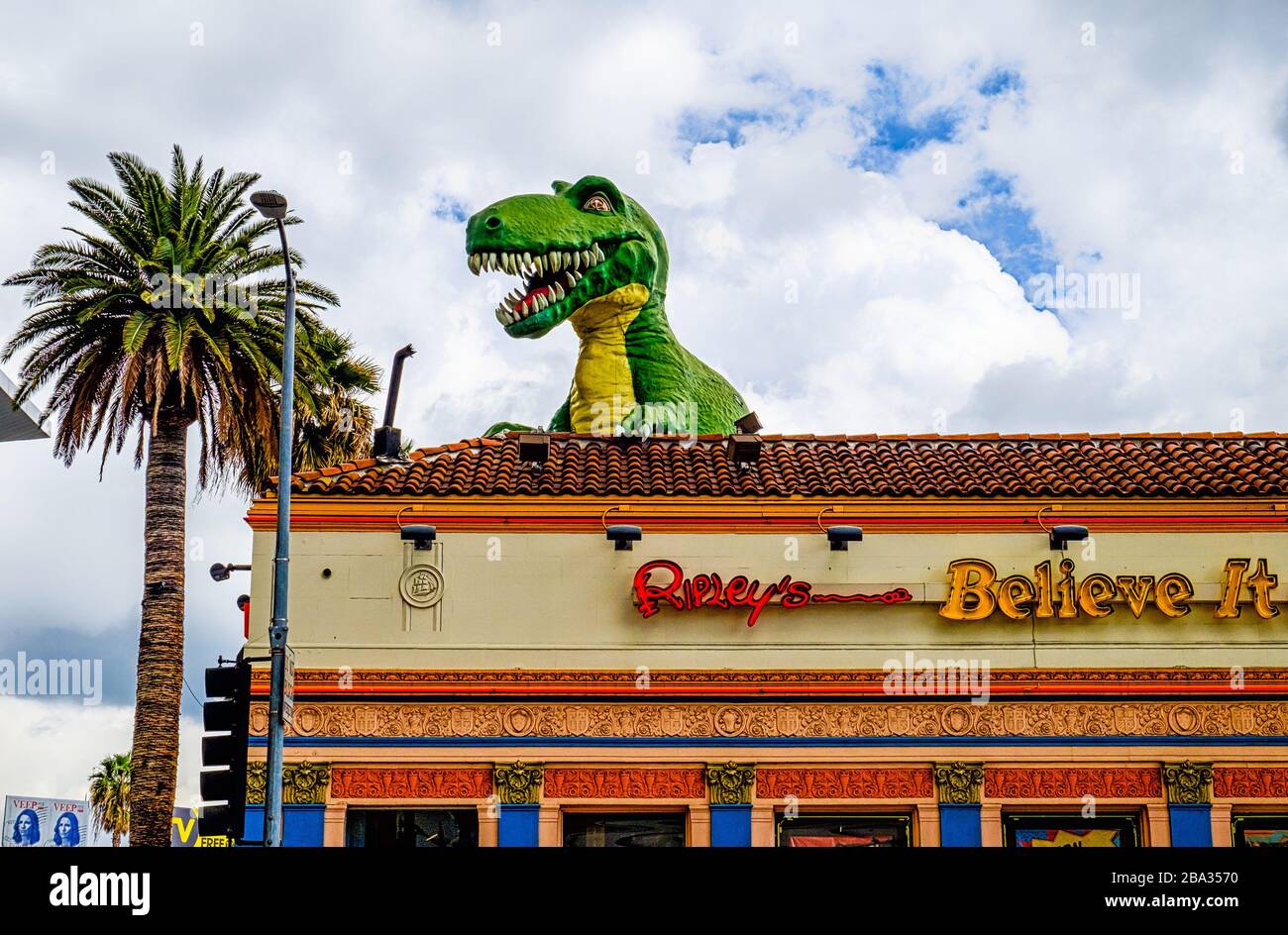 Los Angeles, Kalifornien, März 2019, Dinosaurierstatue auf dem Dach von Ripley's Believe IT or Not Museum Stockfoto