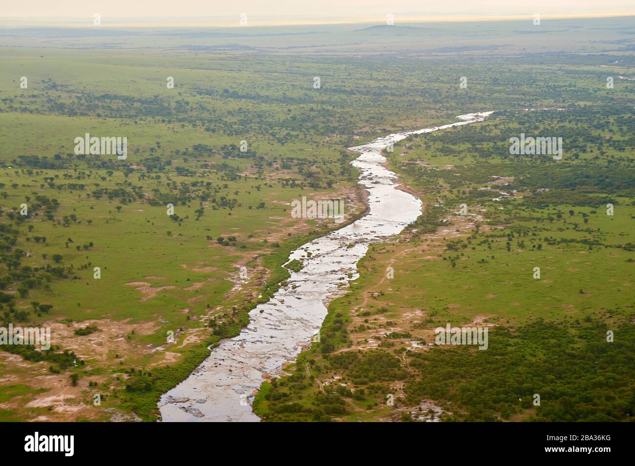 Wasser füllte den Fluss Mara nach einigen Regenfällen in der Serengeti (Luftbild) Stockfoto