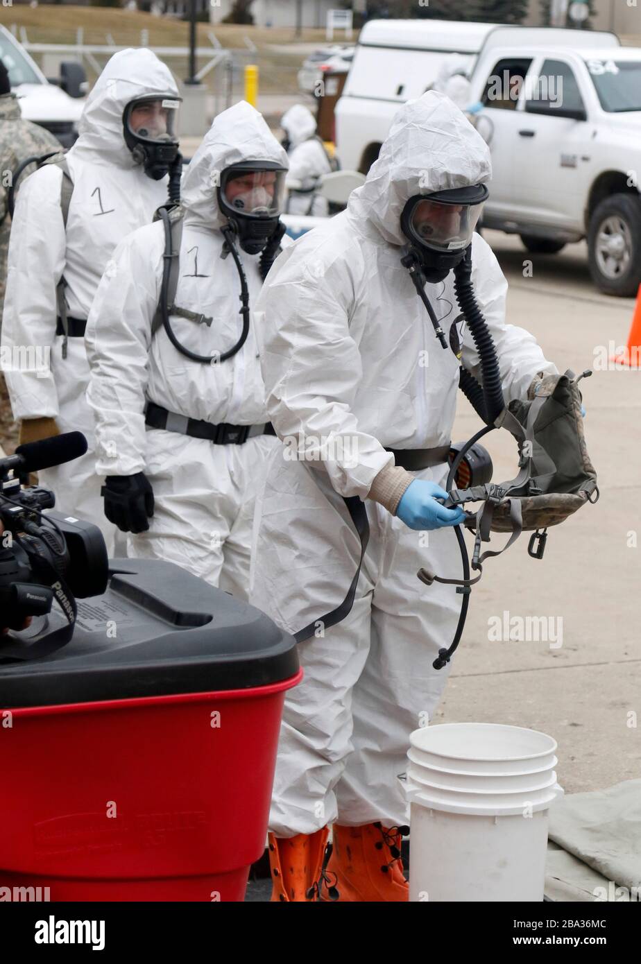 Soldaten der Nationalgarde von Wisconsin üben das tragen von Schutzausrüstung und das führen einer Fahrt durch das Testzentrum das COVID-19-Coronavirus vom 22. März 2020 in Madison, Wisconsin. Stockfoto