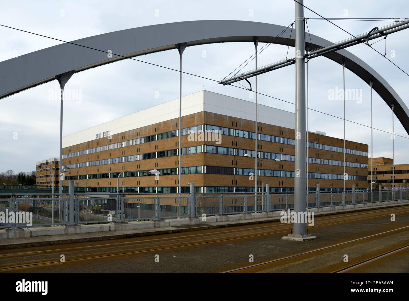 QMC, Nottingham, Teaching Hospital von der Straßenbahnbrücke. Stockfoto