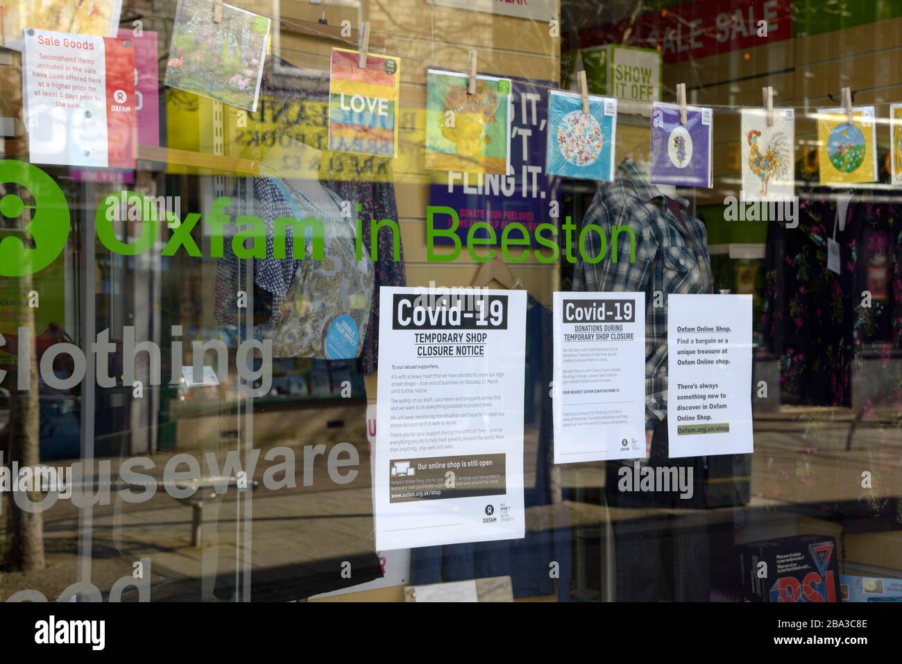 Shop geschlossen, Hinweis auf Oxfam Fenster, wegen Corona-Virus-Ausbruch, in Beeston. Stockfoto