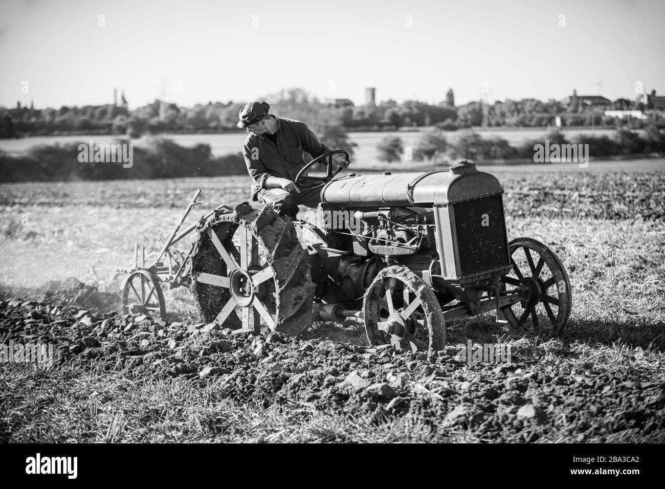 Alte und alte fordson Tractorr, die mit einem Pflug auf den Feldern arbeiten und zeigen, wie die Landwirtschaft vor vielen Jahren erfolgte. Stockfoto