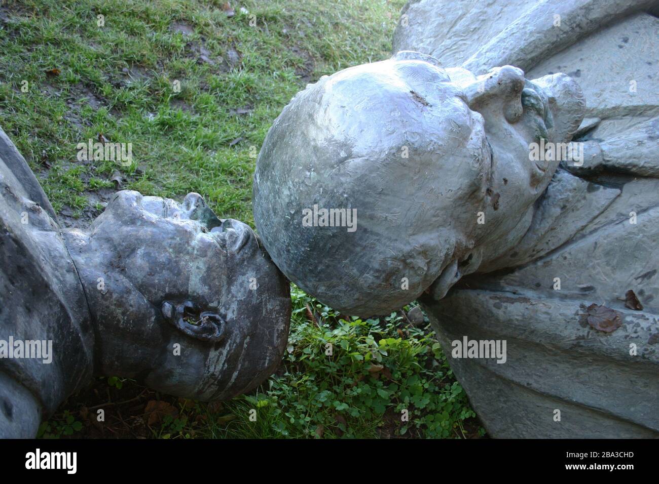 Statuen von Lenin und Petru Groza, die nach der antikommunistischen Revolution in Rumänien von 1989 aufgegeben wurden Stockfoto