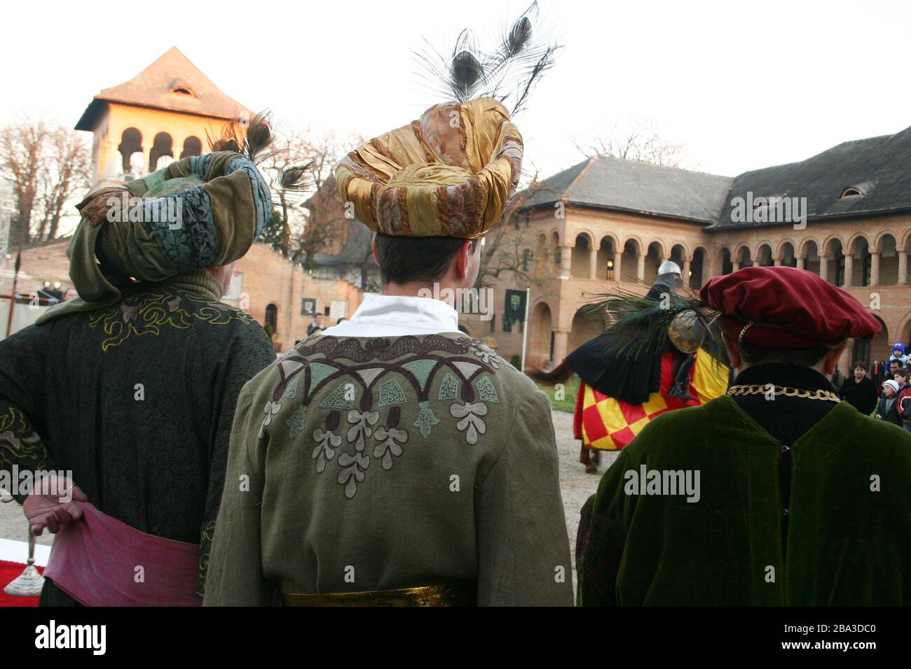 Mittelalterliche Zeitkleidung für den Adel. Szene aus der Vergangenheit im Palast von Mogosoaia, Rumänien, neu erschaffen. Stockfoto
